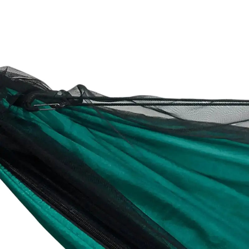 Hängematte mit Moskitonetz und Plane