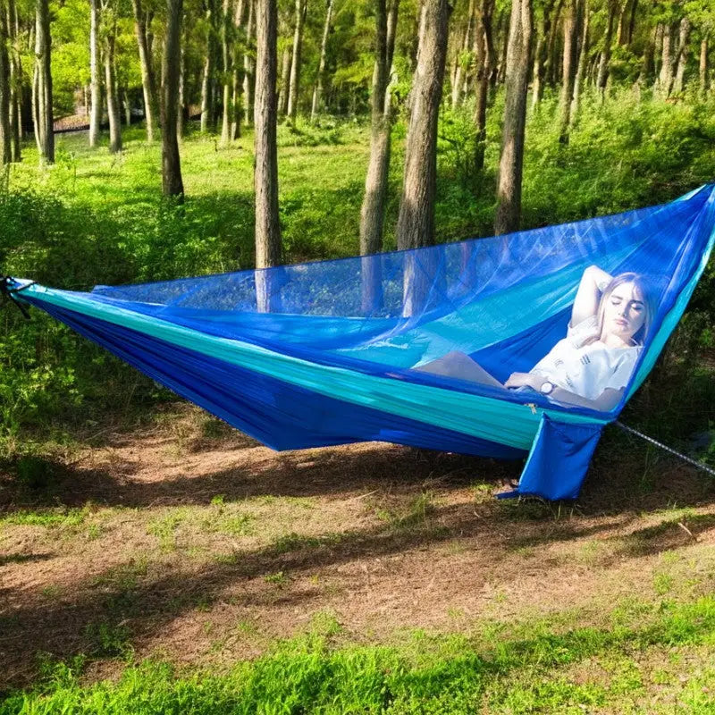 Hängematte mit Moskitonetz und Regenschutz