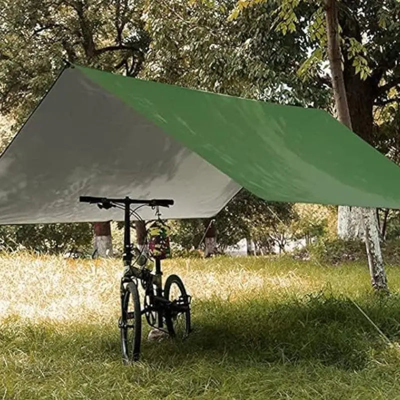 Hängematte mit Moskitonetz und Regenschutz