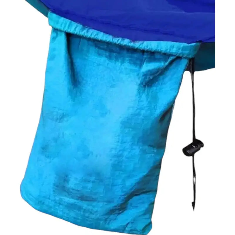 Hängematte mit Moskitonetz und Regenschutz