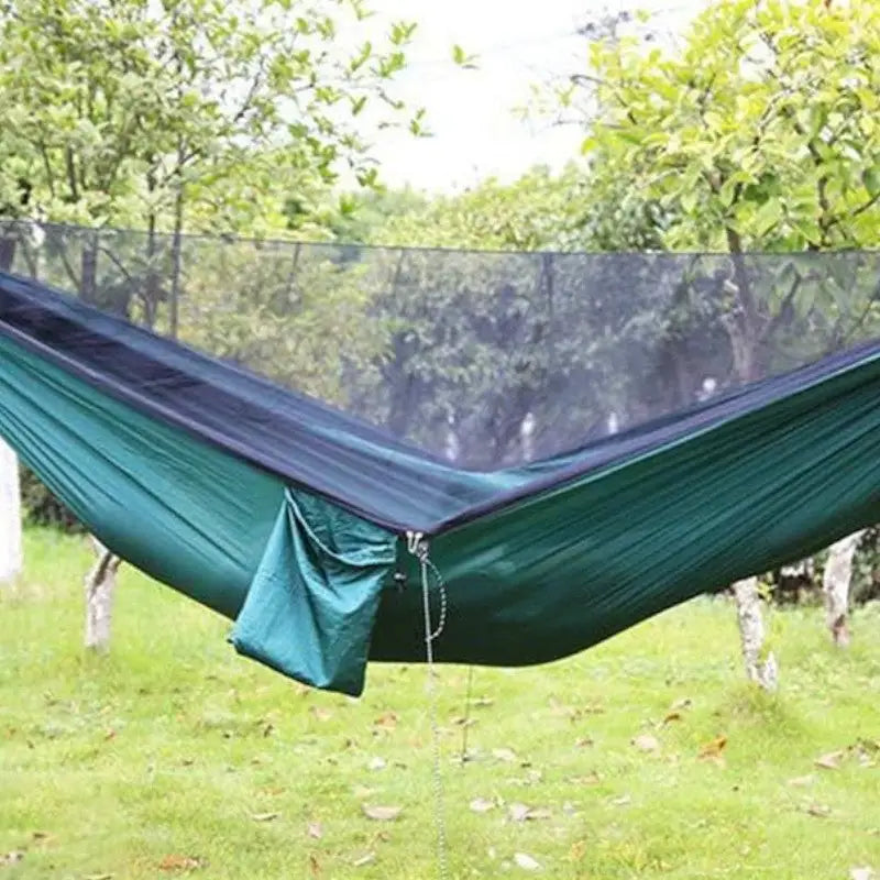 Hängematte mit Moskitonetz und Regenschutz