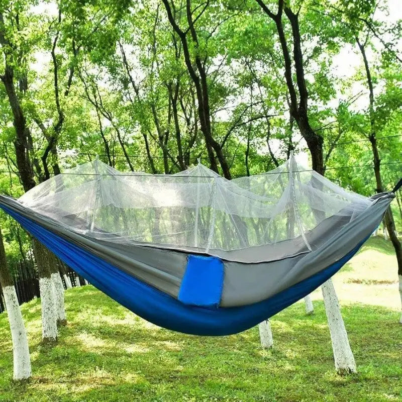 Hängematte mit Moskitonetz und Tarp