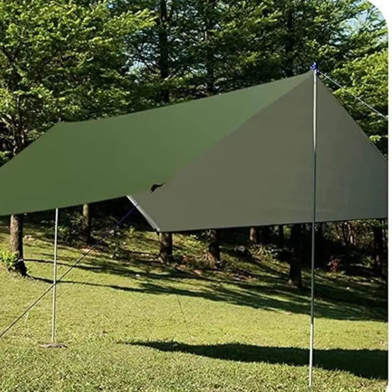 Hängematte mit Moskitonetz und Tarp