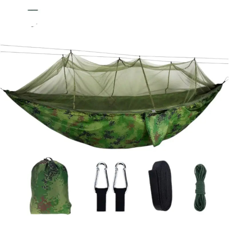 Hängematte mit Moskitonetz und Tarp