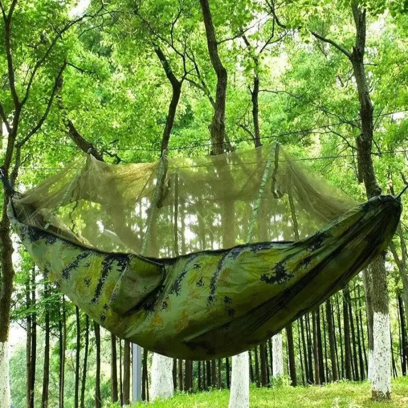 Hängematte mit Moskitonetz und Tarp