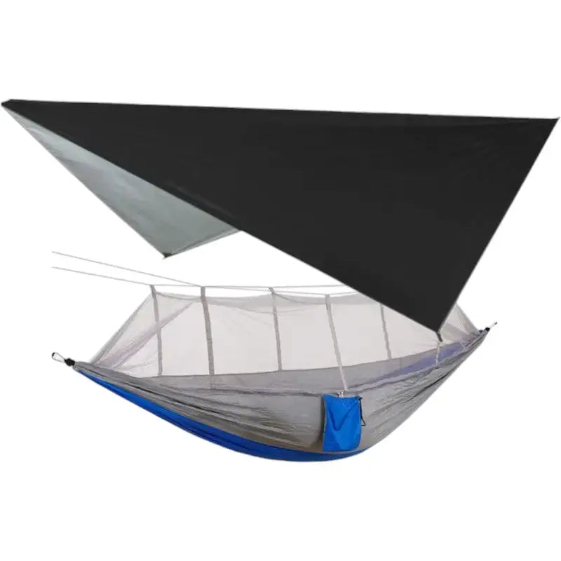 Hängematte mit Moskitonetz und Tarp