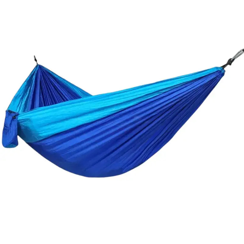 Hängematte mit Moskitonetz und Tarp