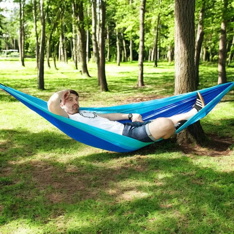 Hängematte mit Moskitonetz und Tarp
