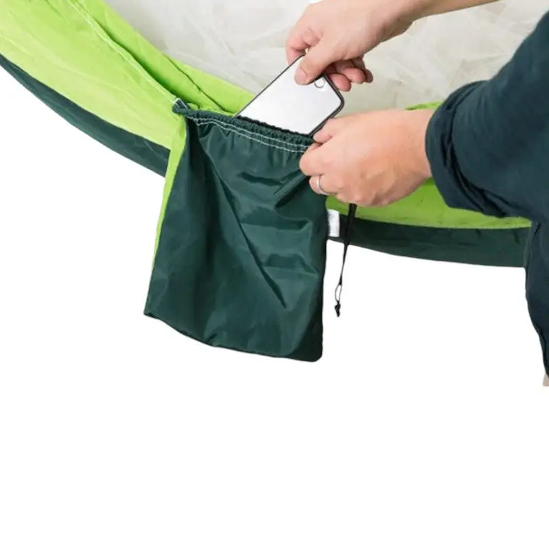 Hängematte mit Moskitonetz und Tarp