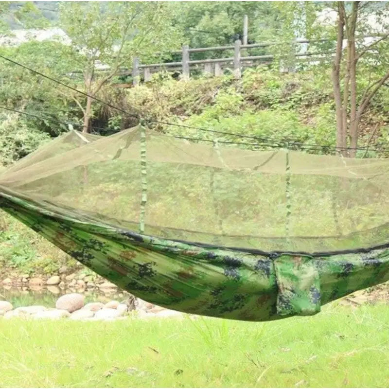 Hängematte mit Moskitonetz und Tarp