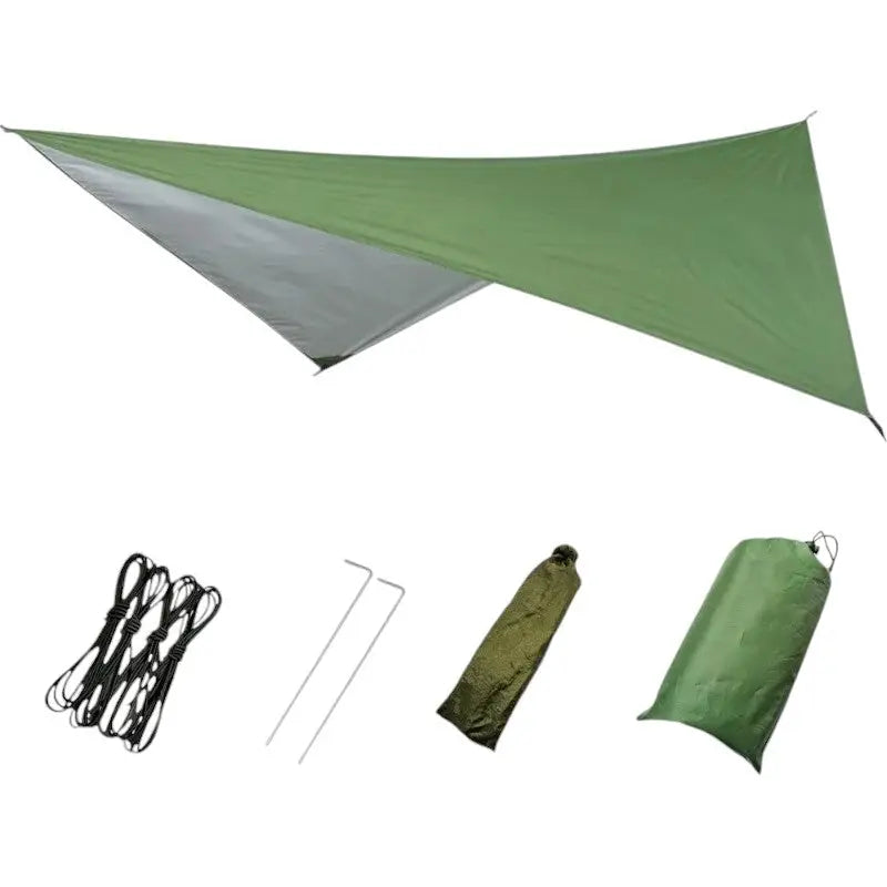 Hängematte mit Moskitonetz und Tarp
