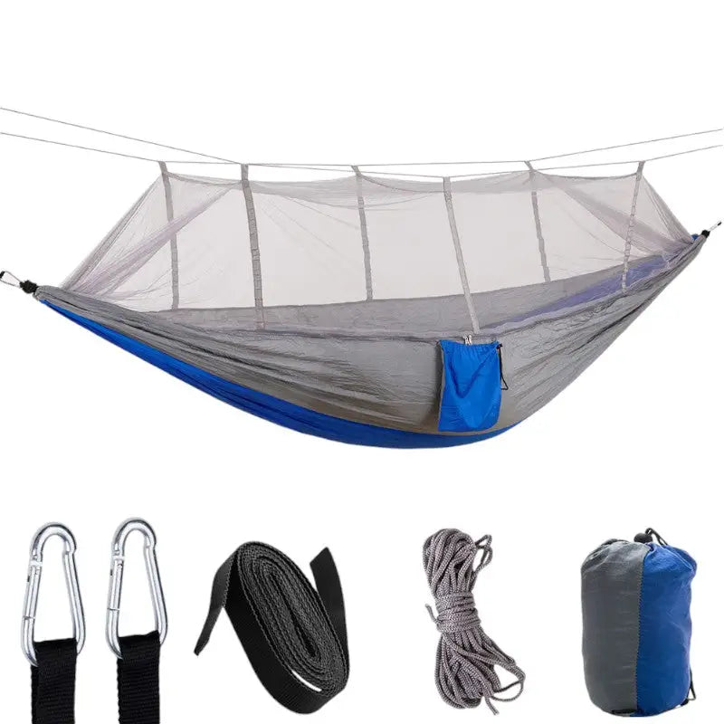 Hängematte mit Moskitonetz und Tarp