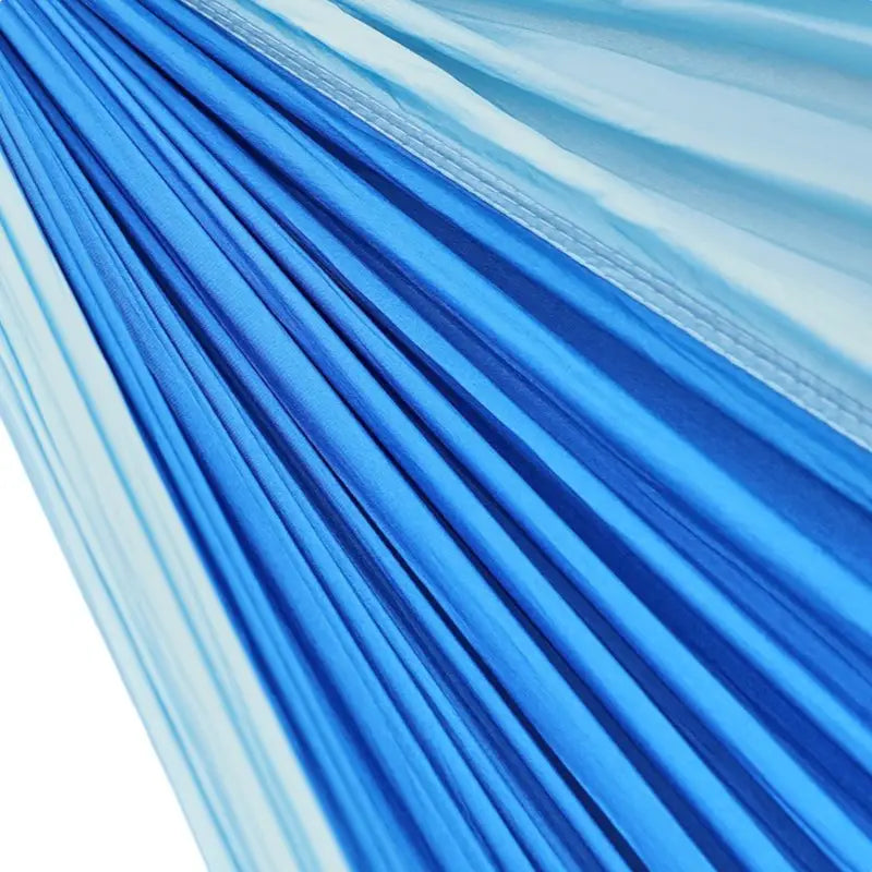 Hängematte mit Moskitonetz und Tarp