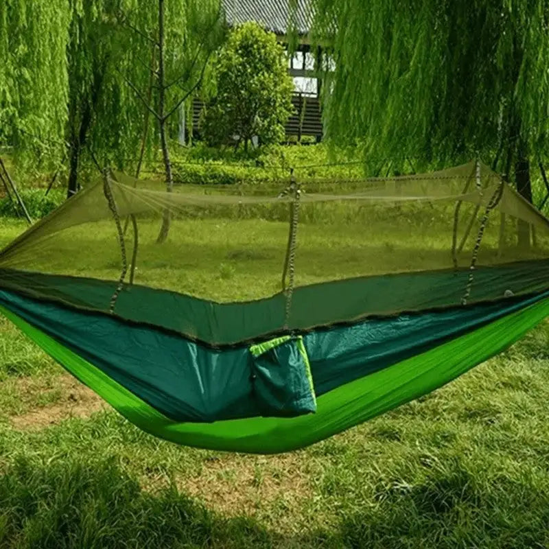 Hängematte mit Moskitonetz und Tarp