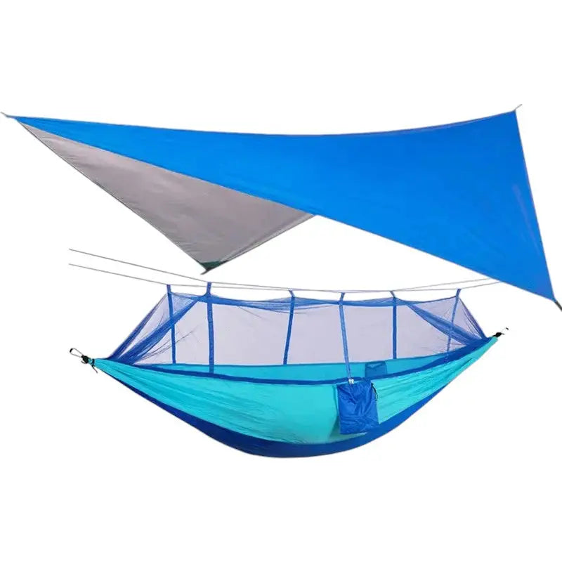 Hängematte mit Moskitonetz und Tarp