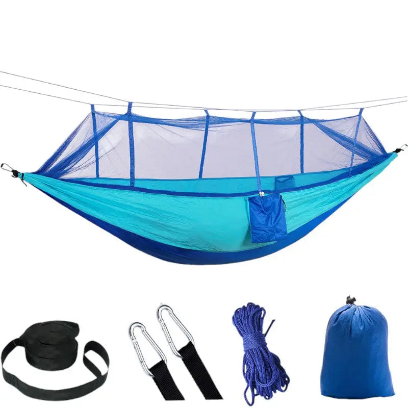 Hängematte mit Moskitonetz und Tarp