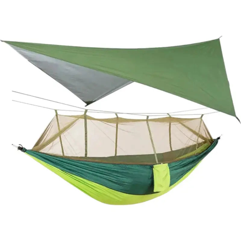 Hängematte mit Moskitonetz und Tarp