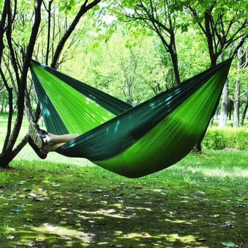 Hängematte mit Moskitonetz und Tarp