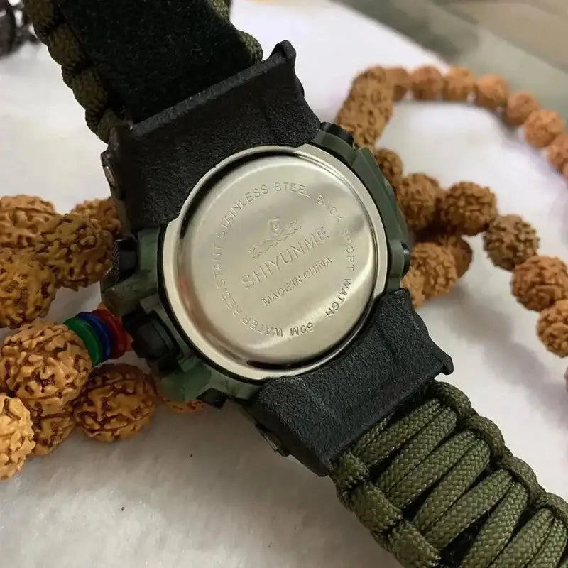 Militäruhr mit Kompass