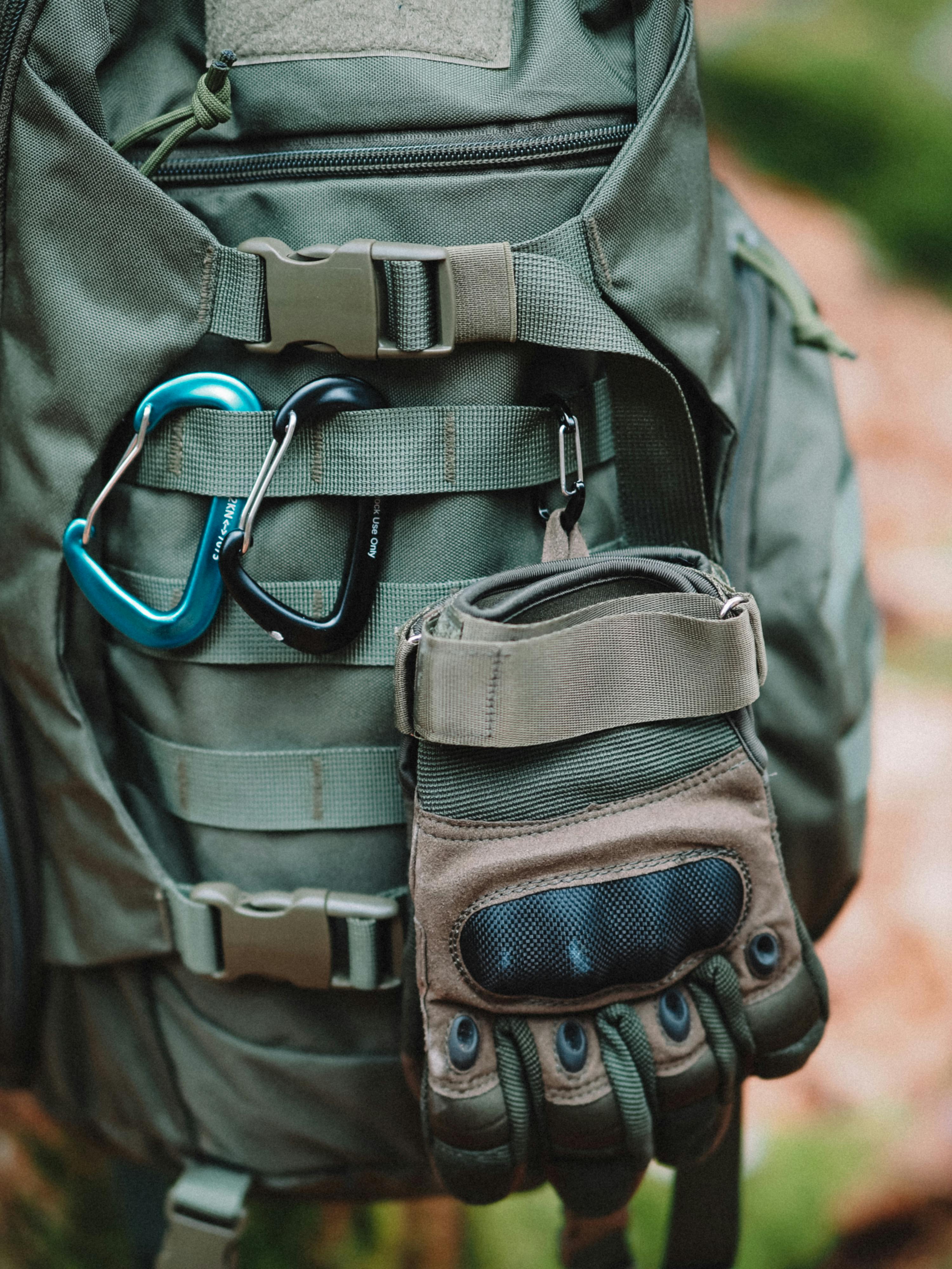 Wanderer auf einem Bergpfad bei Sonnenuntergang